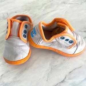 TOMS toddler shoes size 5T